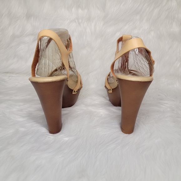 Brown platform heel sandal. - Picture 4 of 11